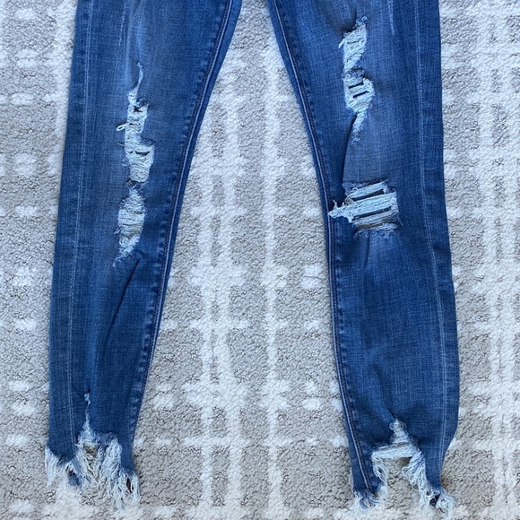 •EXPRESS• NWT Mid-Rise Distressed Cropped Ankle Jeans - Picture 7 of 13